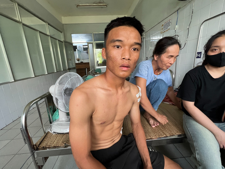 Cầu thủ Nguyễn Phi Hùng đang được điều trị ở Bệnh viện Đa khoa Quảng Nam - Ảnh: LÊ TRUNG
