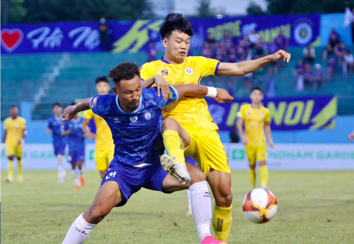 CLB Khánh Hòa (áo xanh) thi đấu đầy nỗ lực trước Hà Nội - Ảnh: KHÁNH HÒA FC