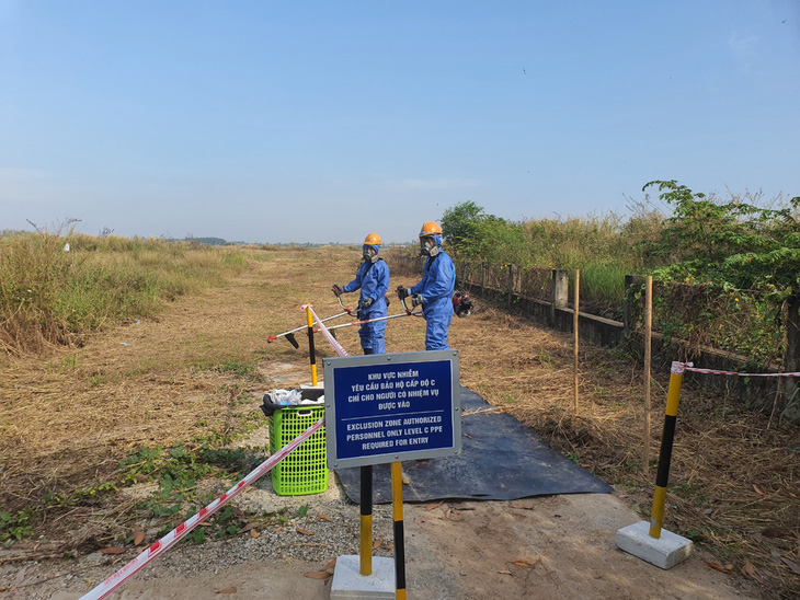 Chuẩn bị khu vực xử lý đất ô nhiễm dioxin từ hồ cổng 2 sân bay Biên Hòa vào tháng 1-2021 - Ảnh: QUANG ĐỊNH