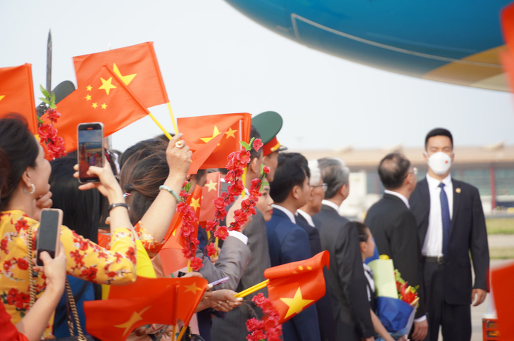 Quốc kỳ hai nước được đông đảo cộng đồng người Việt tại Trung Quốc, cán bộ đại sứ quán vẫy chào đón Thủ tướng - Ảnh: NGỌC AN