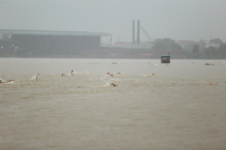 Hội thi và giải bơi vượt sông truyền thống thị xã Đông Triều, tỉnh Quảng Ninh được tổ chức trong mưa lớn dẫn tới một nam sinh bị mất tích - Ảnh: H.C