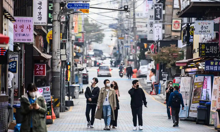 Gánh nặng việc làm và đủ loại sinh hoạt phí đè nặng, nhiều người trẻ Hàn Quốc chỉ muốn được sống một mình - Ảnh: THE GUARDIAN