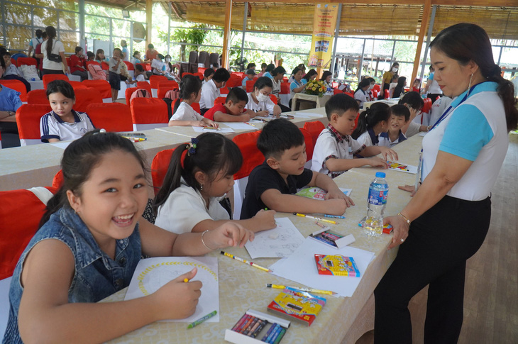 Hàng chục trẻ em mồ côi do COVID-19 tại tỉnh Bến Tre tham gia cuộc thi vẽ tranh trong ngày 25-6 tại Cồn Phụng - Ảnh: MẬU TRƯỜNG