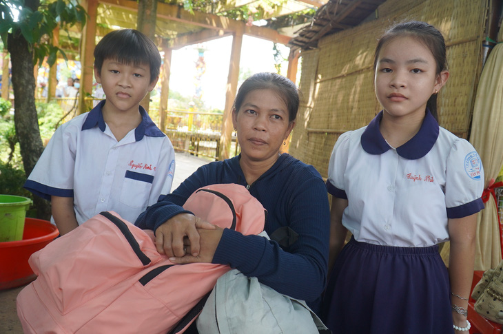 Hai bé Quỳnh Như và Huỳnh Khang mồ côi cả cha lẫn mẹ trong đợt dịch COVID-19. Hiện 2 em đang về ở với bà ngoại và được hội phụ nữ địa phương đỡ đầu, chăm lo - Ảnh: MẬU TRƯỜNG
