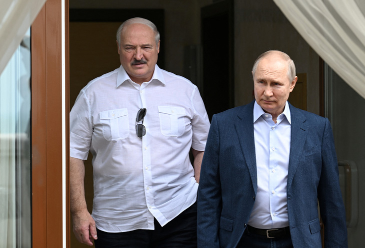 Tổng thống Belarus Alexander Lukashenko (trái) là đồng minh thân cận của Tổng thống Nga Vladimir Putin, đồng thời đã quen biết trùm Wagner Prigozhin hơn 20 năm - Ảnh: REUTERS