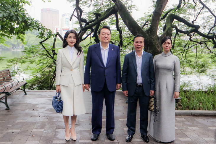 Chủ tịch nước Võ Văn Thưởng, Tổng thống Hàn Quốc Yoon Suk Yeol cùng hai phu nhân chụp ảnh lưu niệm tại hồ Gươm - Ảnh: NGUYỄN KHÁNH