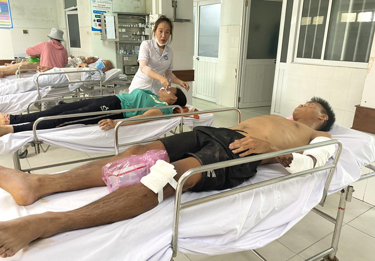 Cầu thủ Lương Quang Huy CLB trẻ Quảng Nam đang nằm cấp cứu trong bệnh viện Quảng Nam sau tai nạn - Ảnh: LÊ TRUNG