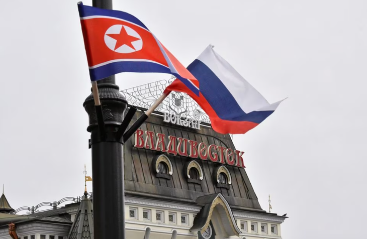 Cờ Triều Tiên và Nga trong dịp ông Kim Jong Un đến thăm thành phố Vladivostok, Nga ngày 25-4-2019 - Ảnh: REUTES