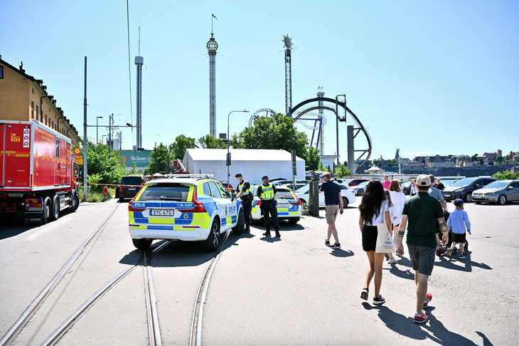 Cảnh sát tại hiện trường sau vụ tai nạn tàu lượn siêu tốc xảy ra tại một công viên giải trí ở Stockholm, Thụy Điển ngày 25-6 - Ảnh: REUTERS