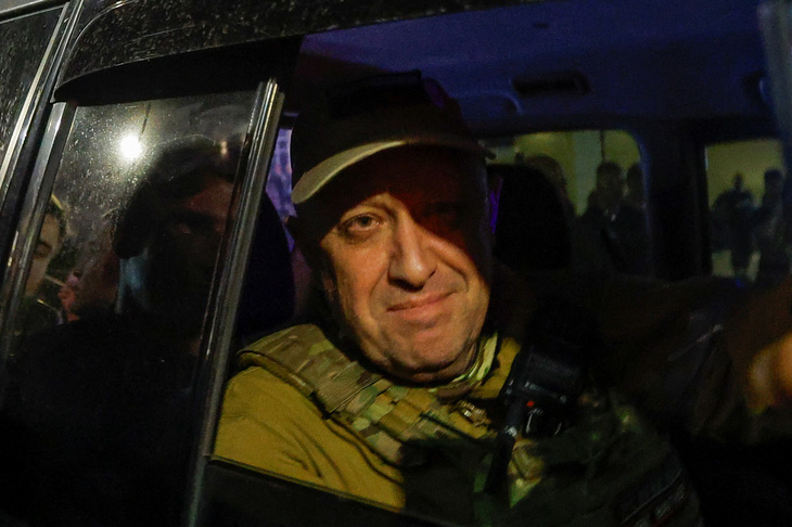 Trùm Wagner Yevgeny Prigozhin trên xe rời thành phố Rostov-on-Don của Nga, ngày 24-6 - Ảnh: REUTERS