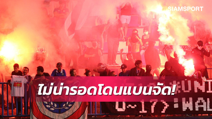Các   cổ động viên  Thái Lan đốt pháo sáng ở trận U17 Thái Lan thua Hàn Quốc 1-4 tại tứ kết Giải U17 châu Á 2023 - Ảnh: SIAM