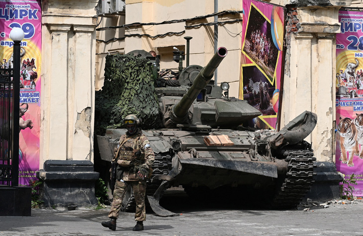 Một chiến binh của nhóm lính đánh thuê Wagner trên đường ở thành phố Rostov-on-Don, Nga, ngày 24-6 - Ảnh: REUTERS