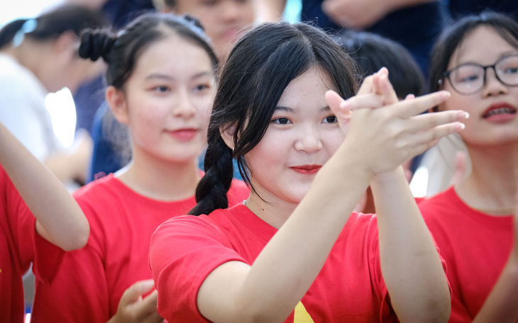 Trẻ em Đà Nẵng nhún nhảy, hát theo thủy thủ tàu sân bay Mỹ