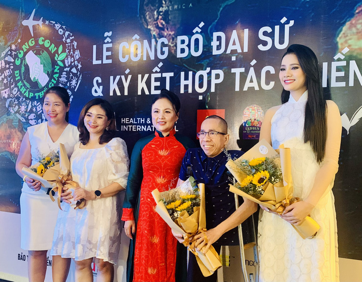 Hoa hậu Đinh Như Phương (bìa phải), chị Trương Ngọc Minh Đăng (giữa) tại lễ công bố đại sứ &quot;Cùng con đi khắp thế gian&quot; - Ảnh: HOÀI PHƯƠNG