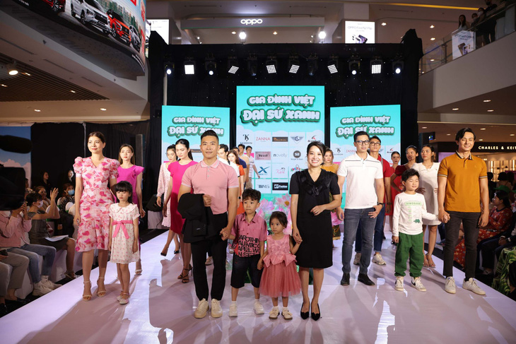 Gia đình nghệ sĩ Quốc Cơ - Hồng Phượng trong trang phục mùa hè đang được bày bán tại hệ thống Co.opmart và Co.opXtra trên toàn quốc Ảnh: HỒNG CHÂU