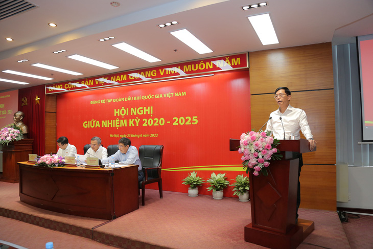 Đồng chí Trần Quang Dũng - Ủy viên Ban Thường vụ Đảng ủy, Trưởng Ban Tuyên giáo Đảng ủy, Trưởng Ban TT&VHDN trình bày Báo cáo tại Hội nghị.