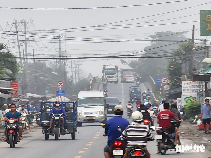 Sương mù giăng trên quốc lộ 30 đoạn qua huyện Cao Lãnh, tỉnh Đồng Tháp - Ảnh: HOÀI THƯƠNG