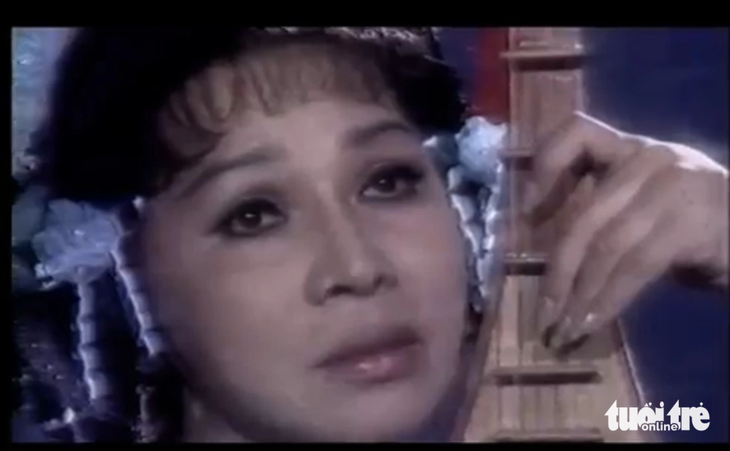 Nghệ sĩ Bạch Tuyết vừa là đạo diễn vừa vào vai nàng Kiều trong vở Kim Vân Kiều - Ảnh chụp màn hình: LINH ĐOAN