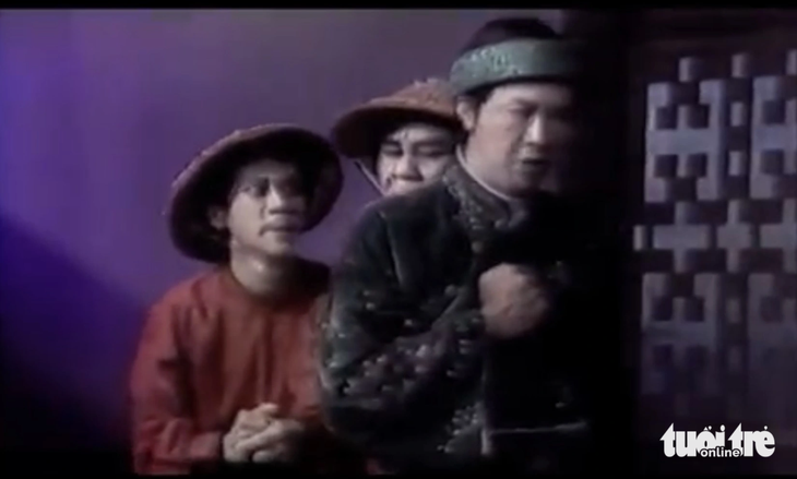 Nghệ sĩ Thành Lộc (bìa trái, vai Sai nha) và nghệ sĩ Bảo Quốc (vai Lão Chung) trong vở Kim Vân Kiều - Ảnh chụp màn hình: LINH ĐOAN