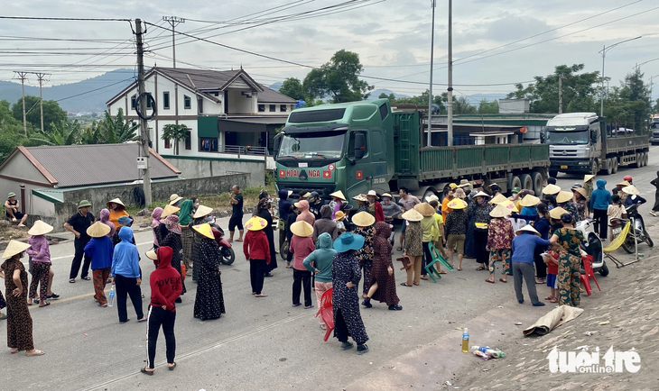 Người dân chặn xe tải vào cảng biển Vissai, huyện Nghi Lộc, Nghệ An sáng 25-6 - Ảnh: DOÃN HÒA