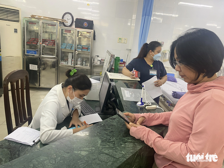 Ban Quản lý an toàn thực phẩm TP Đà Nẵng xác minh thông tin, tìm nguyên nhân gây ngộ độc - Ảnh: TRƯỜNG TRUNG