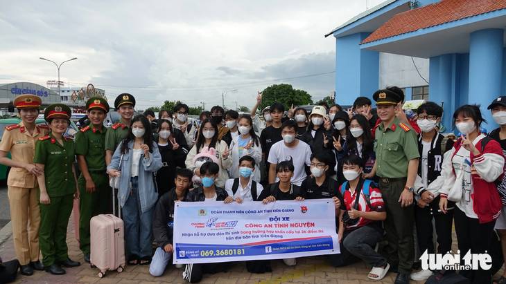 130 thí sinh huyện đảo Kiên Hải vượt biển đi thi tốt nghiệp - Ảnh 1.