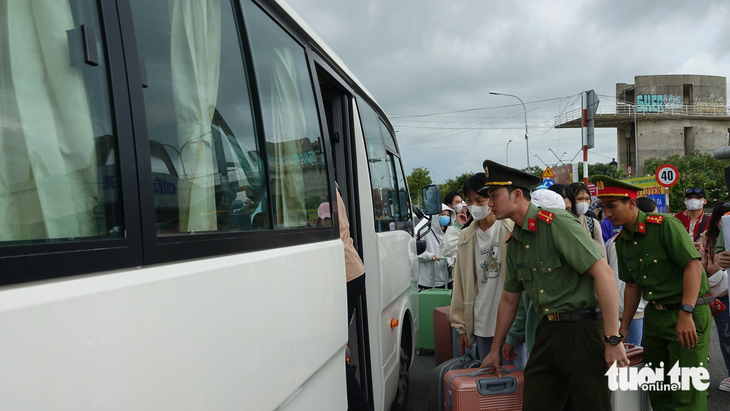 130 thí sinh huyện đảo Kiên Hải vượt biển đi thi tốt nghiệp - Ảnh 6.