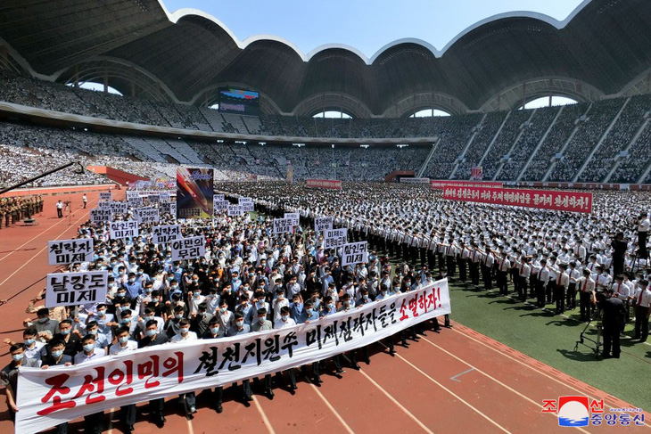 Ngày 25-6, khoảng 120.000 người lao động và sinh viên đã tham gia các cuộc mít tinh trên khắp thủ đô Bình Nhưỡng nhân kỷ niệm 73 năm sự kiện chiến tranh Triều Tiên - Ảnh: KCNA