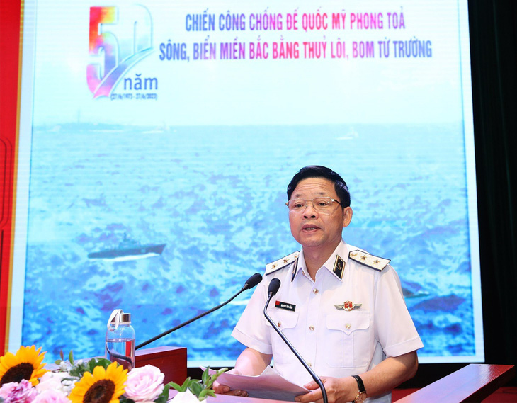 Trung tướng Nguyễn Văn Bổng, chính ủy Quân chủng Hải quân, nhấn mạnh việc giữ giá trị lịch sử, bài học quý báu từ cuộc chiến chống phong tỏa đường biển miền Bắc - Ảnh: T. THẮNG