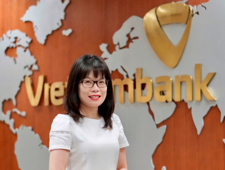 Bà Đoàn Hồng Nhung, phó giám đốc khối bán lẻ Vietcombank cho biết từ ngày 1-7, ngân hàng này điều chỉnh một số loại phí dịch vụ liên quan đến thẻ - Ảnh: VCB