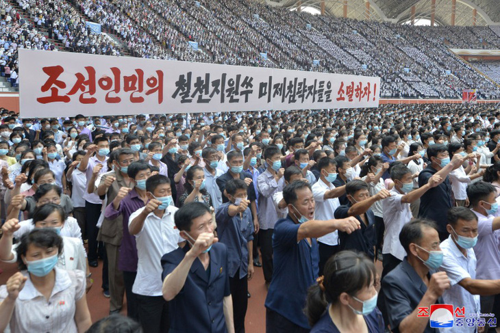 Ngày 25-6, khoảng 120.000 người lao động và sinh viên đã tham gia các cuộc mít tinh trên khắp thủ đô Bình Nhưỡng nhân kỷ niệm 73 năm sự kiện chiến tranh Triều Tiên - Ảnh: KCNA