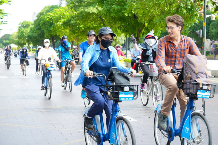 Cuối tuần, những người trẻ tuổi bắt đầu những buổi đạp xe cùng Câu lạc bộ tiếng Pháp Sài Gòn - Ảnh: H.HẠNH