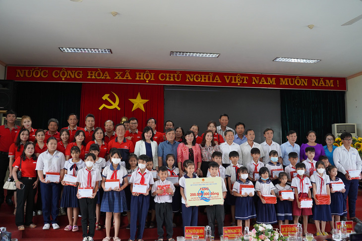 Dai-ichi trao học bổng cho 200 học sinh khó khăn ở Long An - Ảnh 1.
