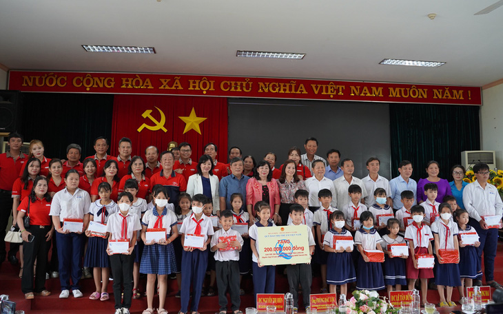 Dai-ichi trao học bổng cho 200 học sinh khó khăn ở Long An