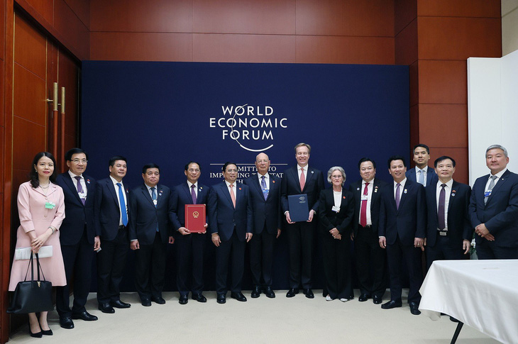 Lễ ký và trao MOU giữa Việt Nam với WEF - Ảnh: DƯƠNG GIANG