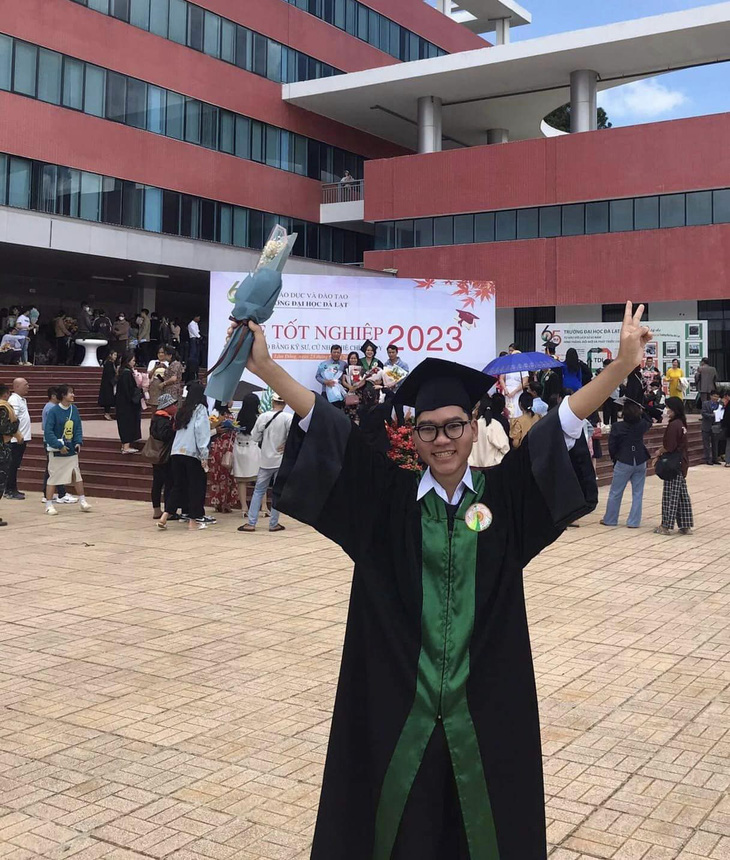 Rơ Mah Hùng trong ngày tốt nghiệp đại học - Ảnh: NVCC