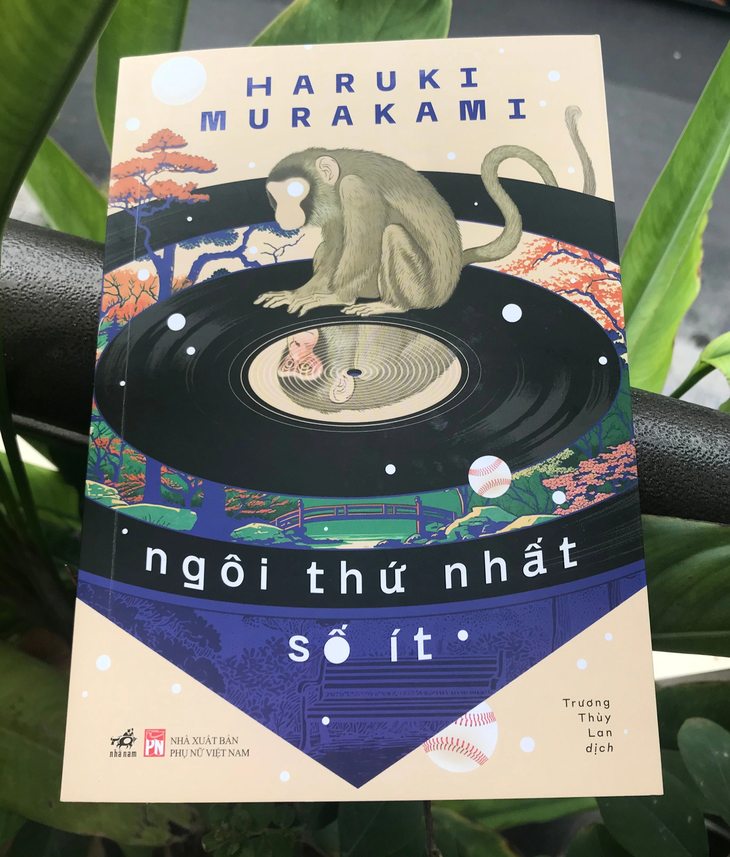 Sách Ngôi thứ nhất số ít của Murakami (Nhã Nam và NXB Phụ Nữ) - Ảnh: NỮ LÂM