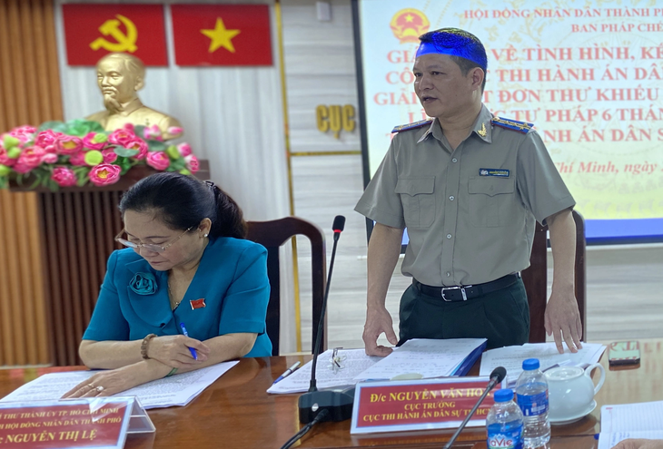 Cục trưởng Cục Thi hành án dân sự TP.HCM Nguyễn Văn Hòa báo cáo kết quả với đoàn giám sát - Ảnh: TUYẾT MAI
