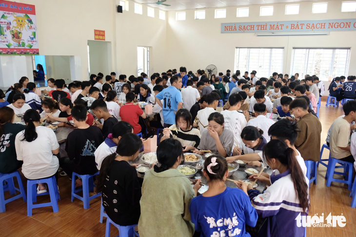 Hơn 170 thí sinh tại điểm thi Trường THPT dân tộc nội trú THCS&THPT huyện Si Ma Cai được bố trí chỗ ăn, ở suốt quá trình dự thi. Nhà bếp đã chuẩn bị 17 mâm cơm cho các em trưa 27-6 - Ảnh: NGUYÊN BẢO