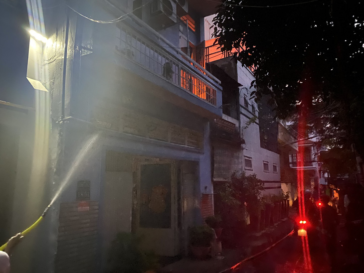 Cháy nhà 4 tầng ở Bình Thạnh, 2 người mắc kẹt trong nhà tử vong - Ảnh 1.