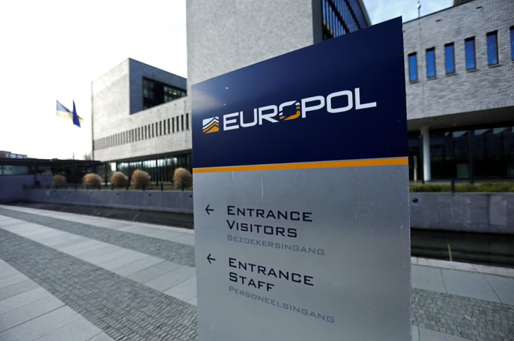 Châu Âu triệt phá dịch vụ chuyên mã hóa thông tin liên lạc cho tội phạm - Ảnh 1.