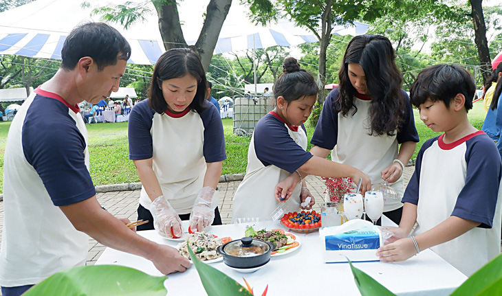 Gia đình chị Bùi Thị Thủy (giáo viên mầm non, quận 7, TP.HCM) cùng nhau dự thi nấu ăn tại Ngày hội gia đình năm 2023 - Ảnh: K.ANH