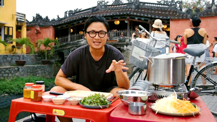 Đầu bếp Luke Nguyễn nấu cơm gà Hội An trong tập 4 của loạt phim tài liệu Luke Nguyễn trên chuyến tàu Bắc Nam - Ảnh: SBS