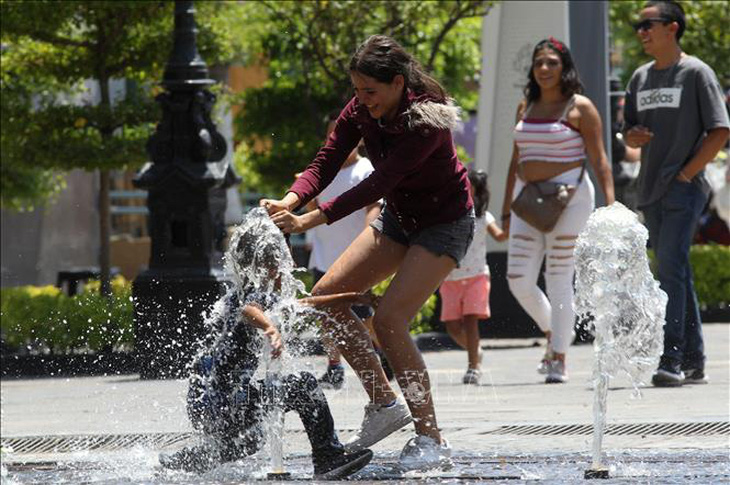 Nhiều trường học tại Mexico kết thúc năm học sớm do nắng nóng - Ảnh 1.