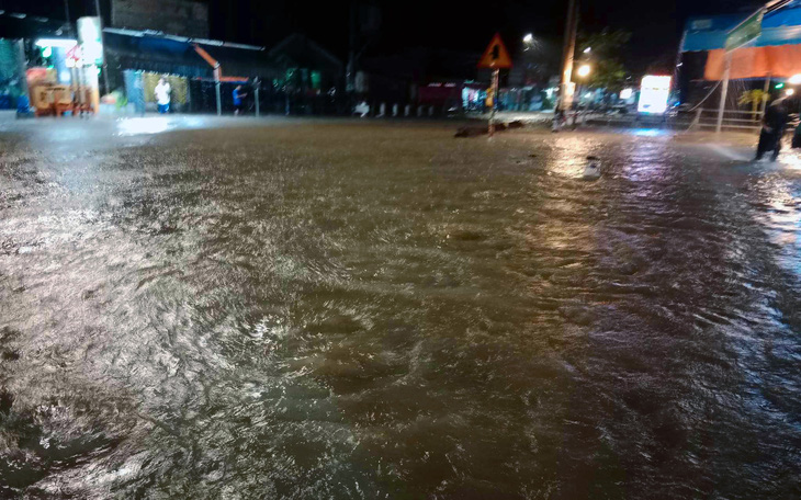Đồng Nai: đường ngập như sông, nước ùn ùn tràn vào nhà sau mưa lớn