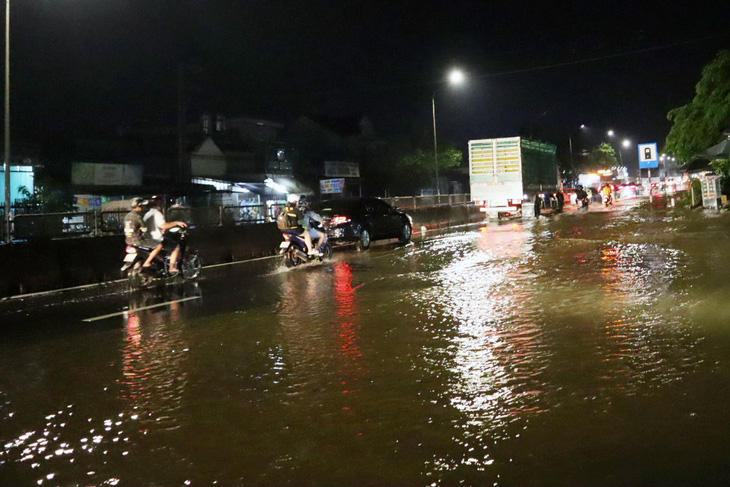 Đồng Nai: đường ngập như sông, nước ùn ùn tràn vào nhà sau mưa lớn - Ảnh 3.