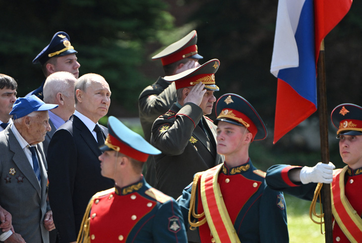 Tổng thống Nga Putin cùng Bộ trưởng Quốc phòng Sergei Shoigu trong sự kiện kỷ niệm 82 năm ngày Phát xít Đức xâm chiếm Liên Xô, tổ chức ở Matxcơva ngày 22-6 - Ảnh: REUTERS