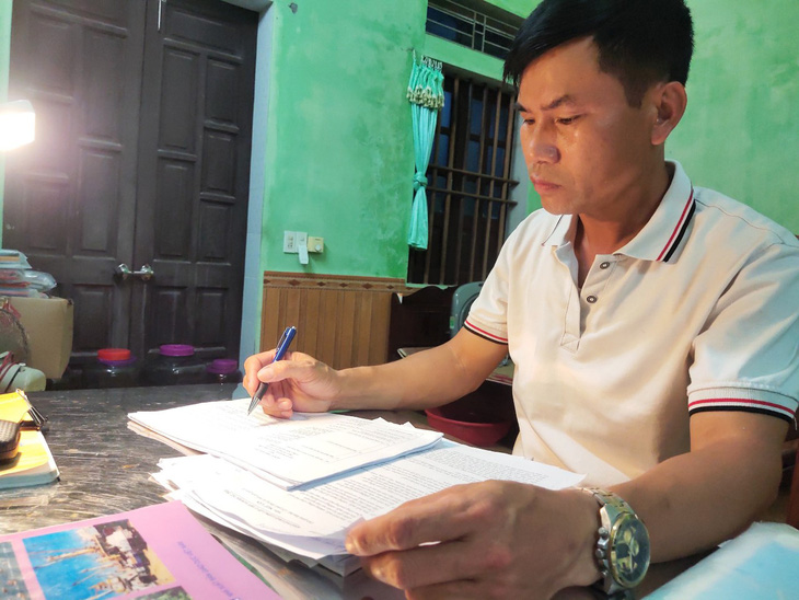 Trưởng thôn Nguyễn Duy Lam tích cực ôn tập để sẵn sàng bước vào kỳ thi tốt nghiệp THPT 2023 - Ảnh: K. LINH