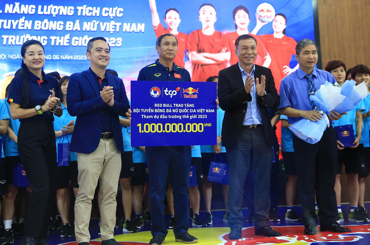Tuyển nữ Việt Nam được nhận 1 tỉ đồng và 36 chỉ vàng trước khi dự World Cup - Ảnh 1.