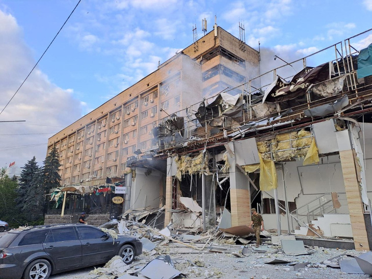 Nga lên tiếng vụ Ukraine tố tên lửa Nga bắn vào nhà hàng và giết 10 người - Ảnh 1.